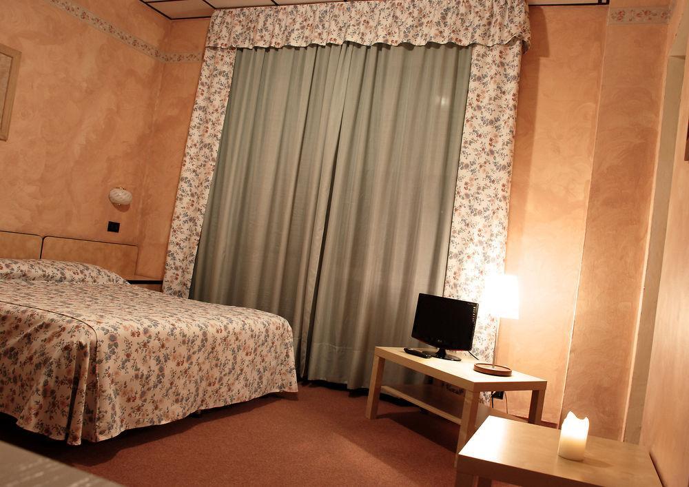 לאנצו טורינזה Albergo Sangrila מראה חיצוני תמונה